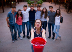 Женщина в Одессе окатила зумеров из ведра водой за русские песни