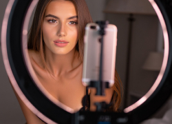 Модели OnlyFans из Одессы оставили без денег налоговую службу Украины