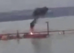 Поставки НАТО ушли на дно: дрон снял на видео удары авиабомб по мосту в одесской Затоке