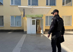 18-летний одессит пытался стрелять в восьмиклассника из пистолета ради видео