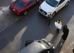 В Одессе люди перекрыли дорогу, требуя вернуть в дома свет