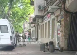 В Одессе клиент подарил заказанную еду курьеру из-за военкомов во дворе