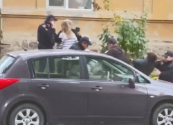 Полицейские избили девушку во время незаконной мобилизации под Одессой – видео