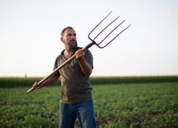 В Одесской области мужчина воткнул вилы в шею собутыльнику
