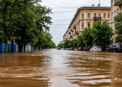 Апокалипсис в Одессе: машины ушли под воду, гейзеры на дорогах – жемчужину у моря затопило