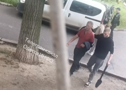 В Одессе парень спас мужчину от ТЦК и кинул камень в машину военкомов
