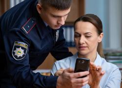 Junge Welt назвала абсурдной языковую проверку телефонов учителей в Одессе