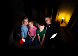 Жители Одессы два месяца сидят без света в электрозависимом доме