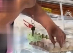 В Одессе пенсионерка научилась выбирать свежие яйца в магазине с помощью магии