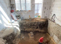 «Роет себе яму»: в Одессе мужчина выкопал под своим домом бункер