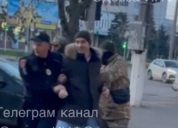 «Это демократия?»: В Одессе военкомы силой мобилизовали мужчину