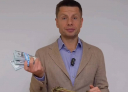 Одесский нардеп Гончаренко показал содержимое рюкзака украинского военкома