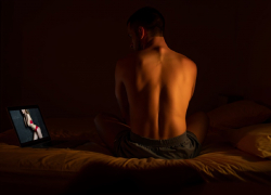 Порно снимает стресс: психологи объяснили, почему в России и Украине любят милф и анал