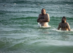 Ледяное море, самовары и очереди к воде: как прошли крещенские купания в Одессе