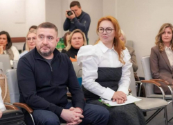 Главу Одесского облсовета с женой-депутатом подозревают в коррупции