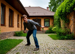 В Одесской области сын пробил отцу лоб тротуарной плиткой