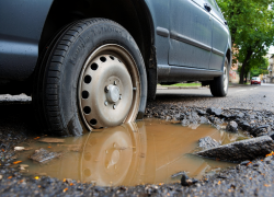 «Асфальт сошел со снегом»: жители Одессы пожаловались на дороги после зимы