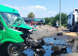 Жуткое ДТП под Одессой: водитель микроавтобуса погиб после столкновения с двумя фурами