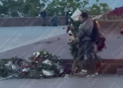 В Одессе подростки собрали возложенные на памятник цветы в кучу и прыгали на них
