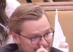 «Ковыряет в носу на наши налоги»: депутата из Одессы застукали за непотребством