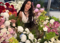 Подавшая на развод с Джиганом Самойлова показала букет от тайного поклонника