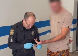 «Оттащил к гаражу и забрал телефон»: в Одесской области задержали напавшего на подростка