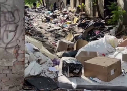 Курьер из Одессы показал целые улицы города, заваленные мусором