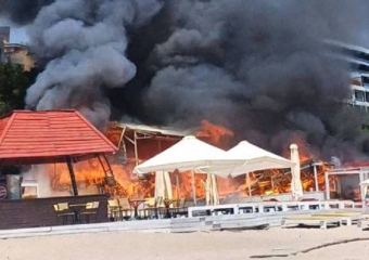 «Невозможно дышать, всё в дыму»: на пляже в Одессе сгорел ресторан