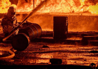 На видео попал момент мощного пожара на НПЗ SOCAR после серии взрывов в Одессе