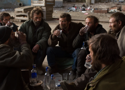 Толпа бомжей лопатой разрубила женщине голову, долго насиловала и закопала живьём