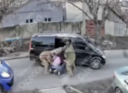 В Одесской области мужчину и женщину силой затолкали в автобус ТЦК - видео