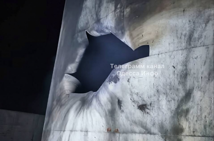 В порту Одессы загорелось судно после атаки дронов