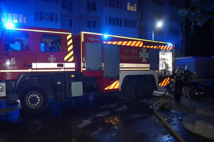 Спасатели вытащили из огня жителей и питомцев в Одессе