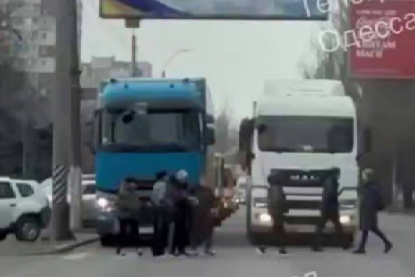 В Одессе люди перекрыли дорогу из-за отключения света в течение недели – видео 