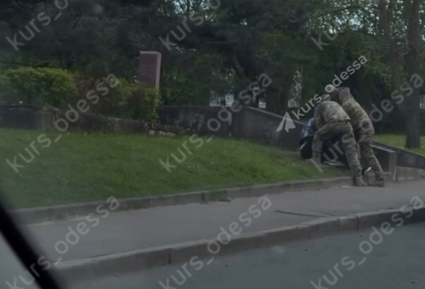 В Одессе дети напали на сотрудников ТЦК, защищая прохожего