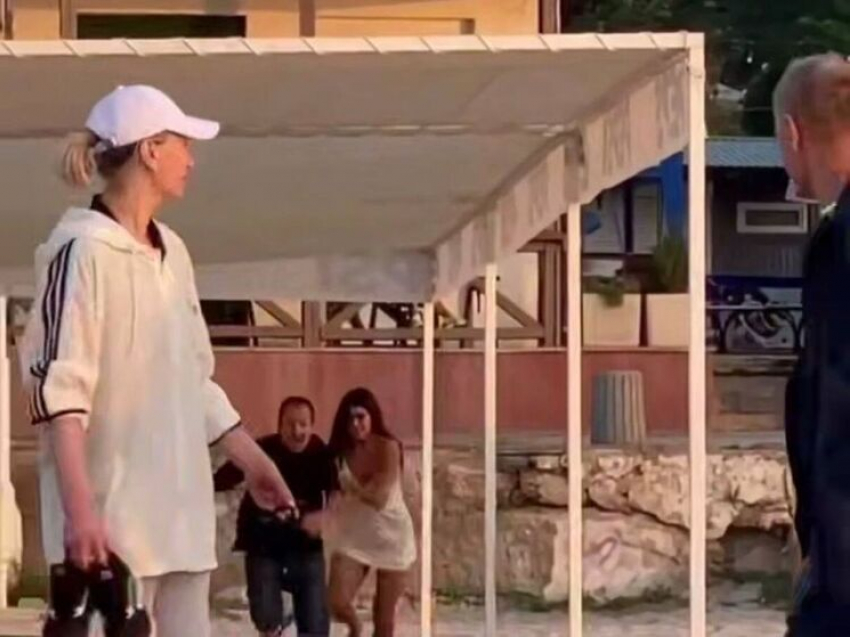 В Одессе женщина избила мужчину на пляже из-за отказа купить ей платье