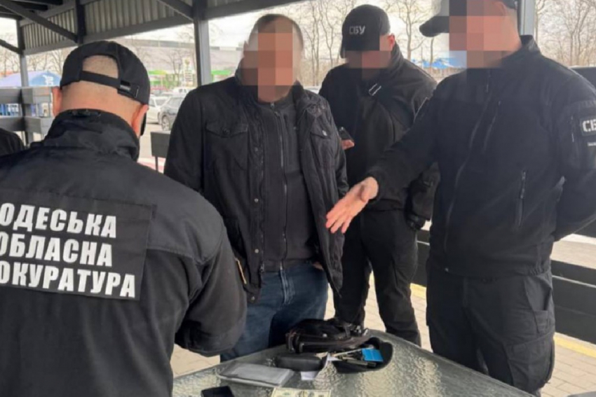 В Одессе таможенный инспектор брал взятки с бизнеса за экспорт одежды в Молдову