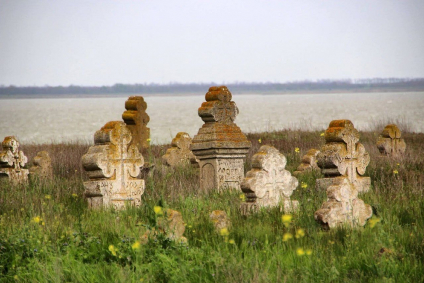 На Одесчине оползни разрушили часть кладбища – на оставшейся части торчат кости и гробы