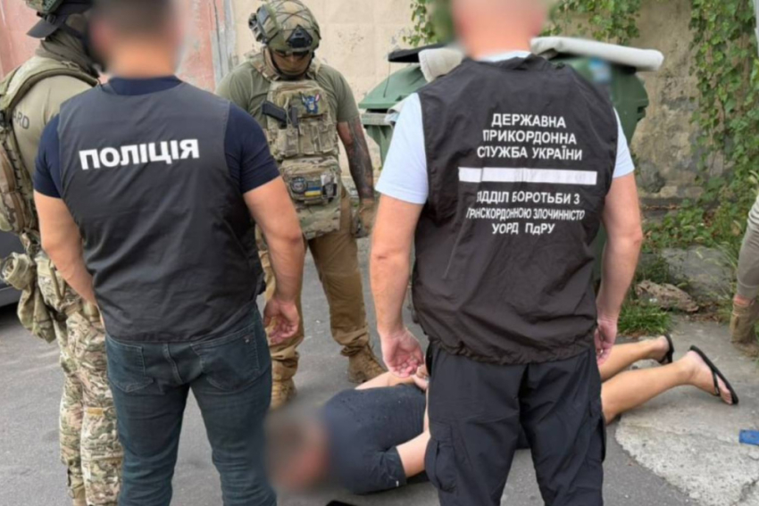 Автоматы Калашникова оптом и в розницу: в Одессе накрыли торговца оружием