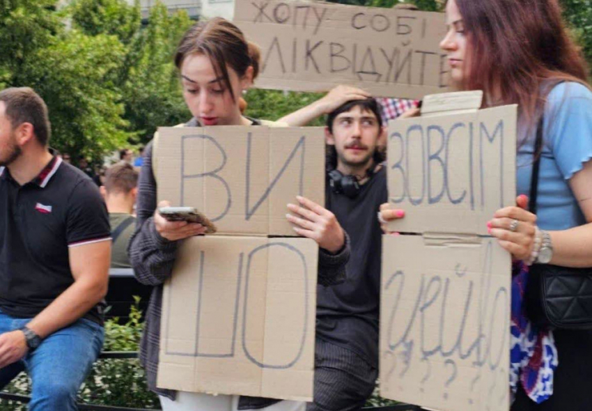 «Одессу сравняют с землёй»: ЕС может прекратить помощь Украине из-за нового закона Зеленского