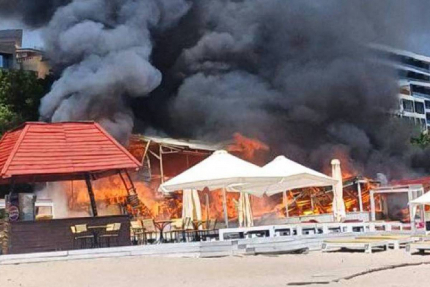 «Невозможно дышать, всё в дыму»: на пляже в Одессе сгорел ресторан