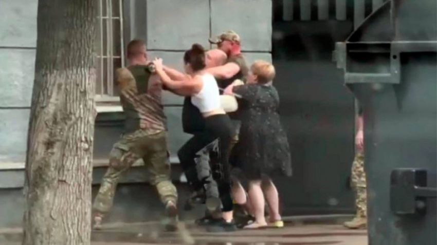 В Одессе женщина напала на раненого военного возле ТЦК