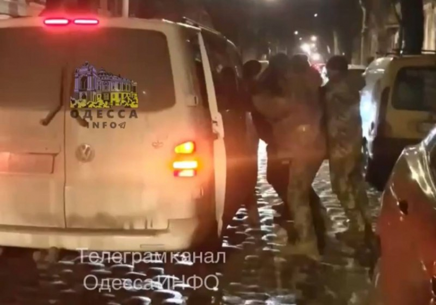 В Одессе военкомы напали на женщину