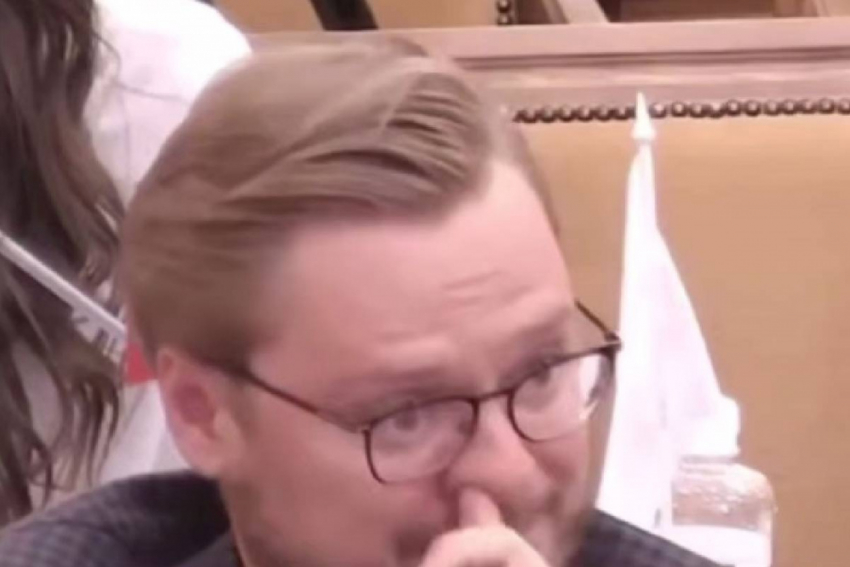 «Ковыряет в носу на наши налоги»: депутата из Одессы застукали за непотребством