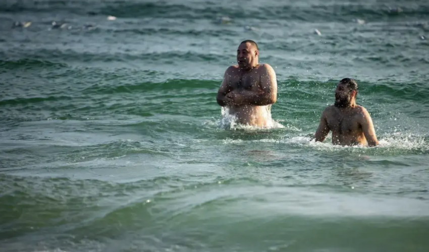Ледяное море, самовары и очереди к воде: как прошли крещенские купания в Одессе
