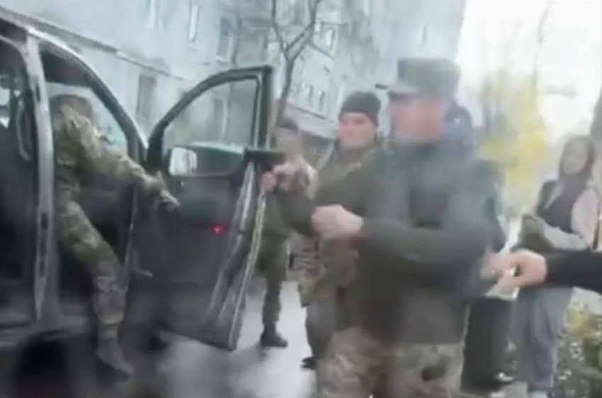 В Одессе военком ударил мужчину и угрожал ему оружием