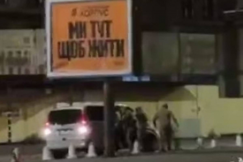 Военкомы в Одессе жестко мобилизовали велосипедиста под плакатом с призывом жить