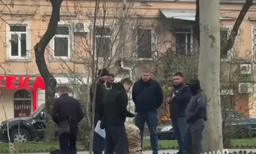 Соцсети: в Одессе сотрудники ТЦК выстрелили в уклониста в ходе мобилизации