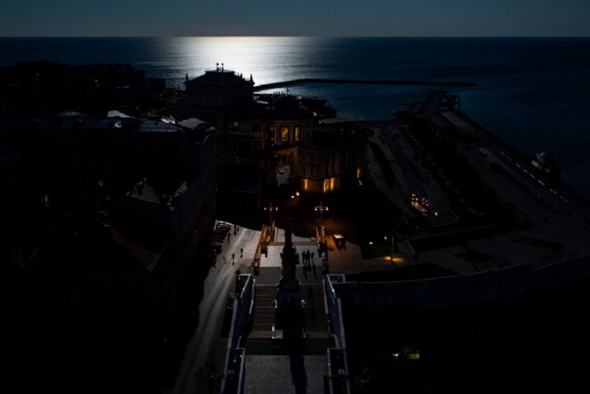 Город во тьме: как отключения света в Одессе вывели людей на улицы