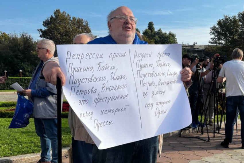 Одесситы вышли на митинг против переименования улиц и сноса памятников